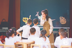 <strong>是划分出逛戏区、歇息区、用餐区等区域</strong>