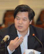 县食物药品监管局工做人员正在一家鲜奶吧取样