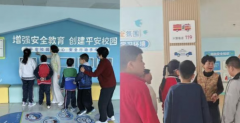 各班班从任走进教室